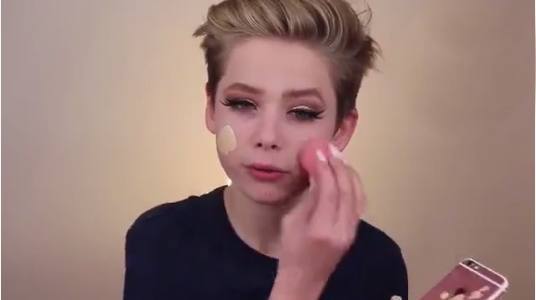 5岁小男孩模仿老妈化妆,化完后的样子无法想象,叫人傻住