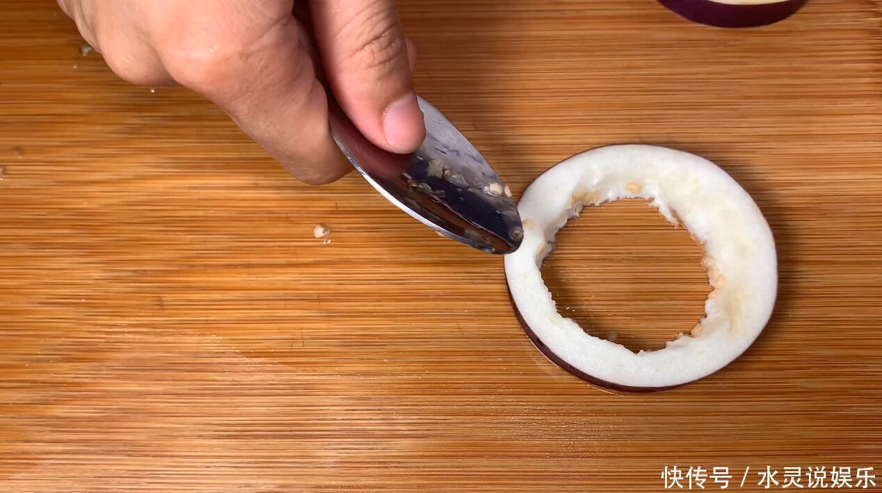  快捷|厨师长教你茄子饼的做法，简单快捷营养美味，一上桌全家都抢着吃
