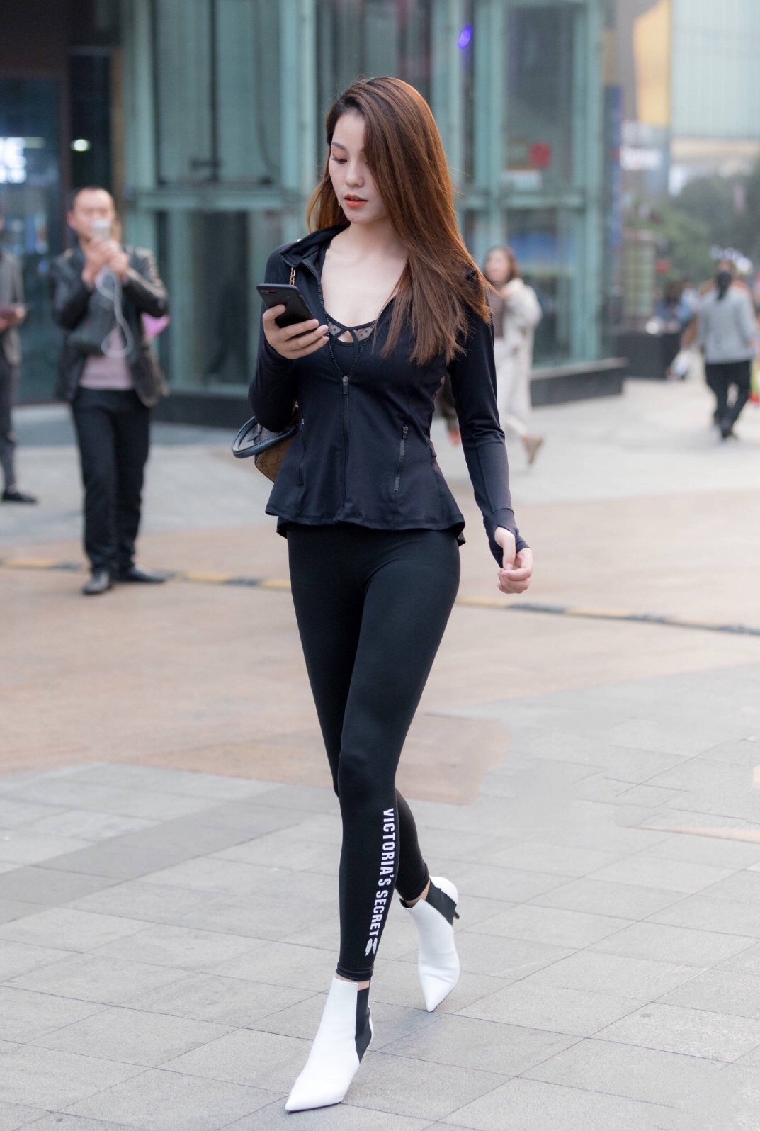 小姐姐一身黑色的简约打底裤, 拉长身材曲线的同时, 也轻松的从人群中脱颖而出!