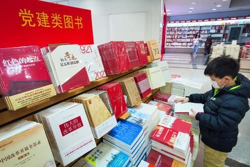 中年|这个春节假期，有些青年在上海书城席地而坐，在书香中度过……