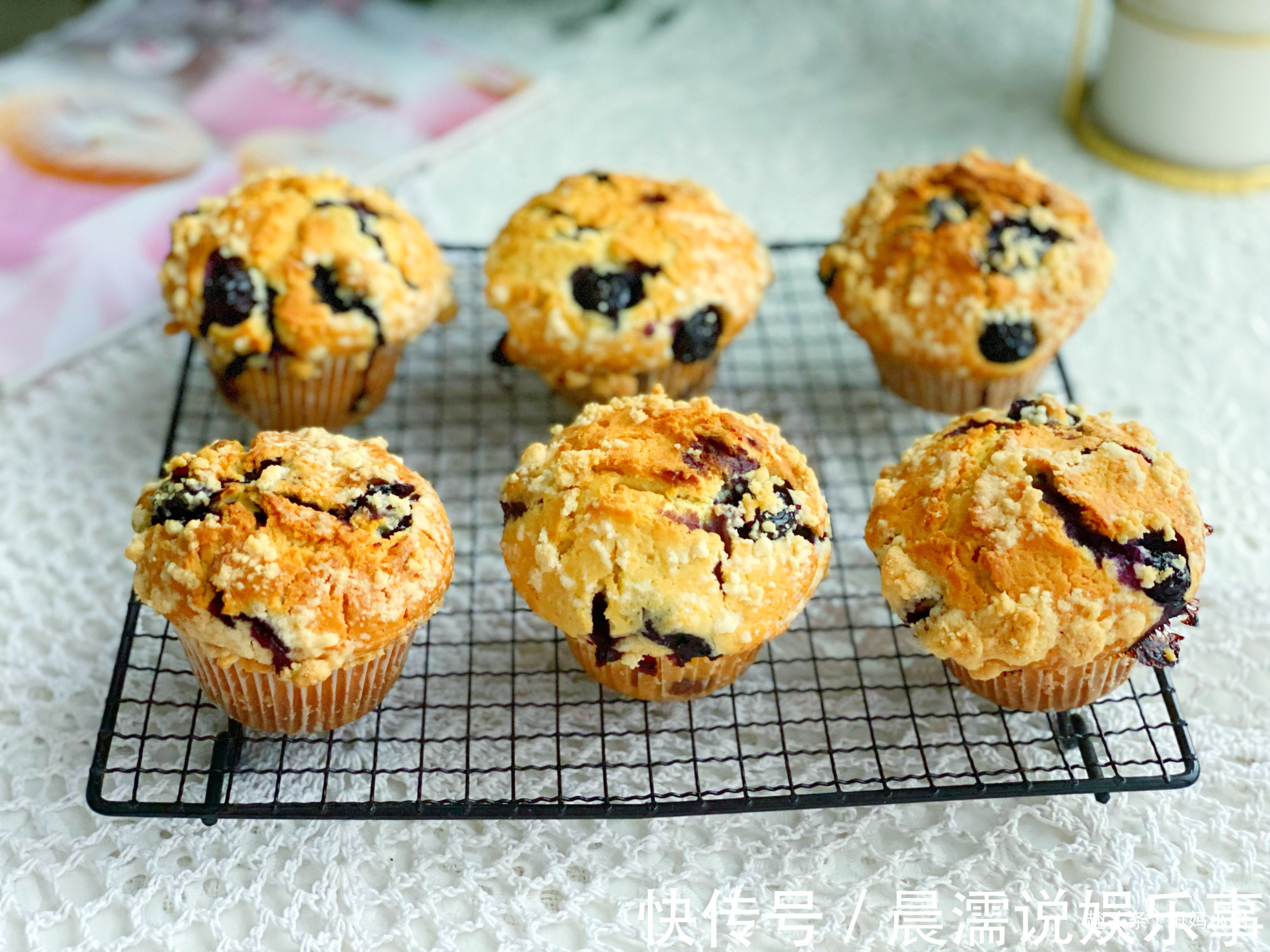 香酥粒|10分钟搞定,爆浆蓝莓麦芬蛋糕,外酥里软好美味,秒杀蛋糕店