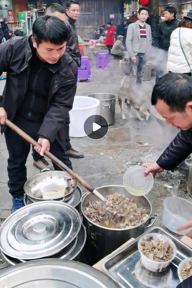  铲子|在贵州侗寨感受侗年的“奇特风俗”，铲子铲肉，千人同桌喝酒吃饭