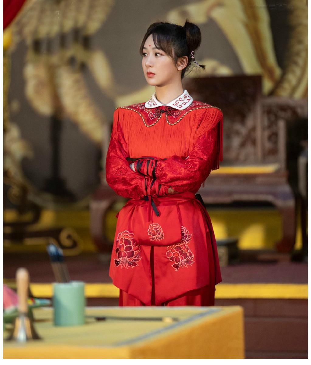 六小龄童|《萌探》感人一幕!六小龄童仔细确认面具是否开了,杨紫表现好暖