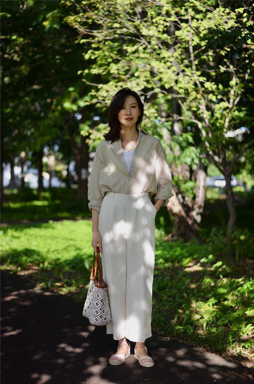 别再穿阔腿裤了,很挑人!试试今年流行的“白烟管裤”,时髦百搭