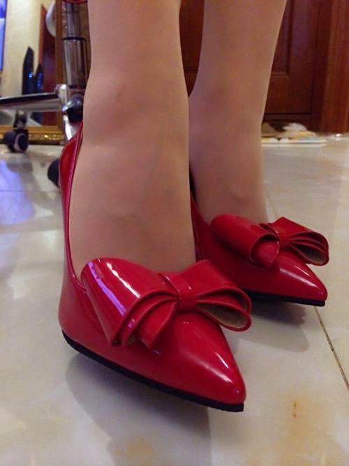 美女|街拍美女搭配高跟鞋,让你穿出气质美女