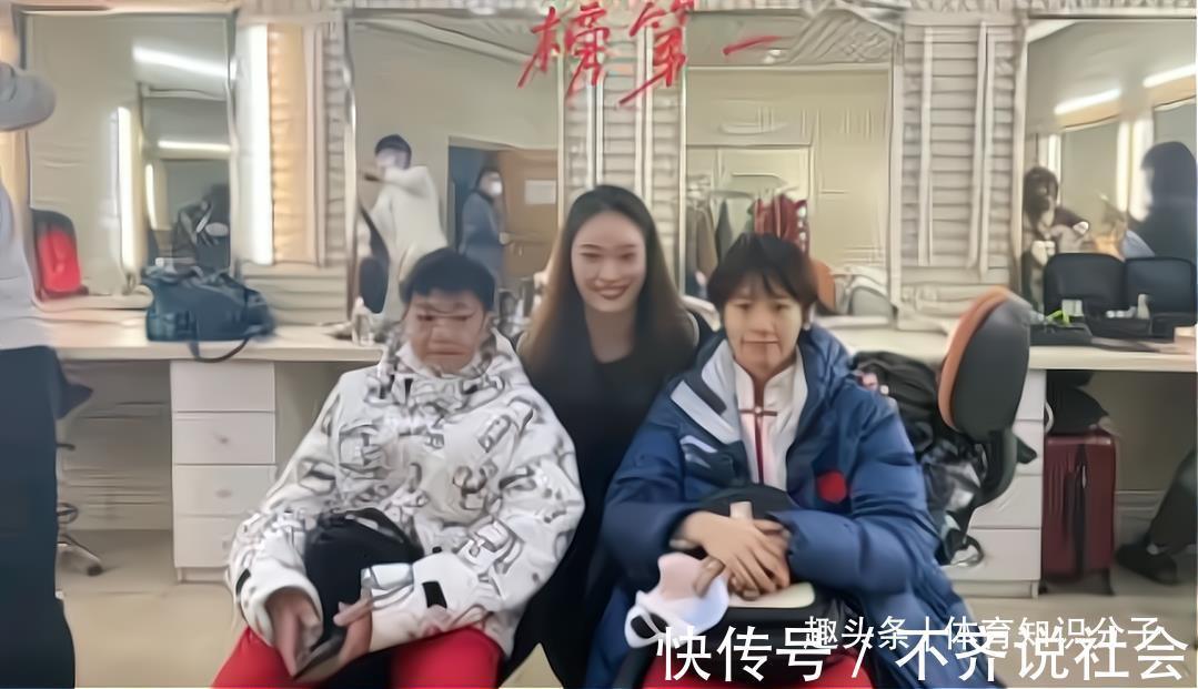 全紅嬋玩游戲忘乎所以被工作人員催促,紅姐低頭玩根本不搭理