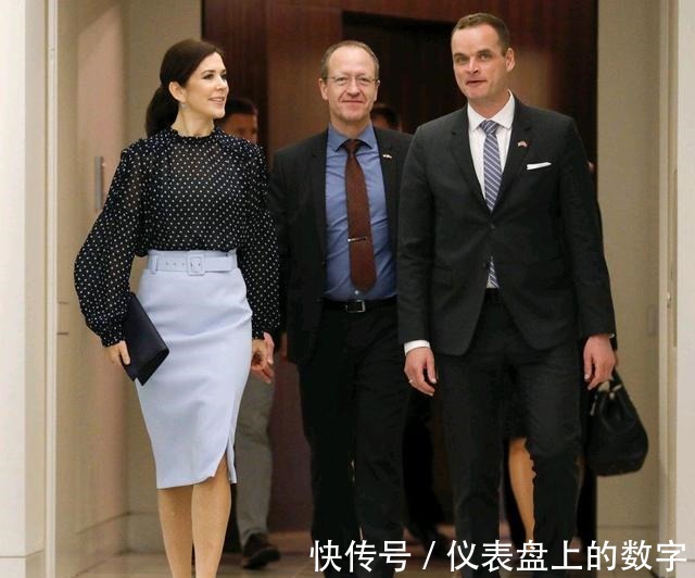 铅笔裙 西班牙王后、瑞典王妃和丹麦王妃看中同一条铅笔裙,搭配方式各异
