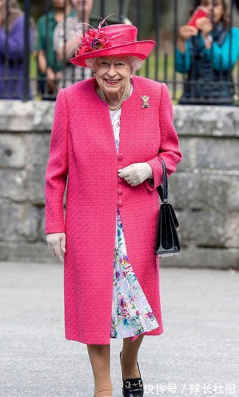 薄荷绿|95岁英女王闪耀亮相!粉色大衣配百褶花裙真美,老太太穿得太嫩啦