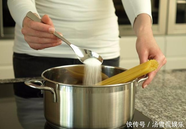 血糖高的人,少吃3种食物!控制好血糖,谨记喝