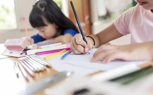 写作业|“狂野女孩”火了,因通宵写作业,第2天发型成亮点,好笑又心疼