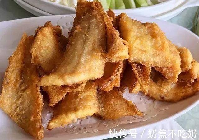 面粉|炸鱼时，有人裹淀粉，有人裹面粉？大厨：都不对！教你正确做法