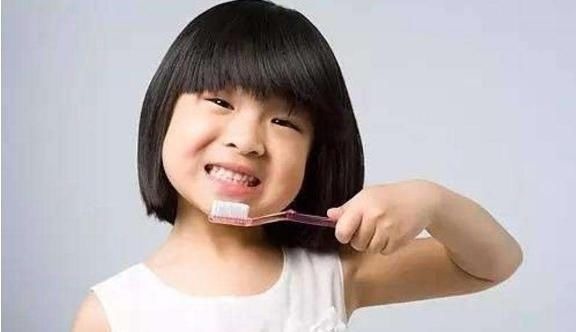 刷牙|孩子嘴太臭遭同学嫌弃,宝妈带娃去医院检查,取出的颗粒是真臭