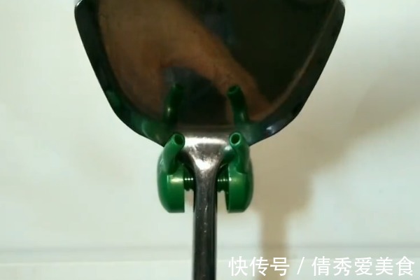 洗洁精用完了，压嘴不要扔，放在厨房有大用处，隔壁邻居抢着学