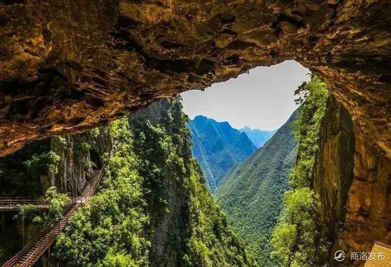 半山腰|西北发现最大的溶洞，“长”在半山腰，绝对是大自然的鬼斧神工