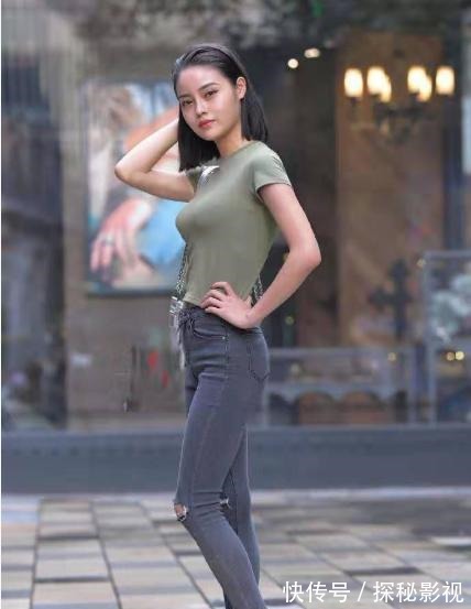 衬衣 军绿色衬衣搭配灰色破洞牛仔裤，时尚靓丽，显高显瘦！