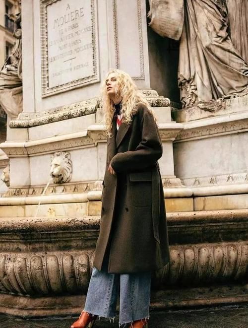 真正优雅精致的女人，穿大衣都不配小白鞋了，搭“裸靴”更合拍！