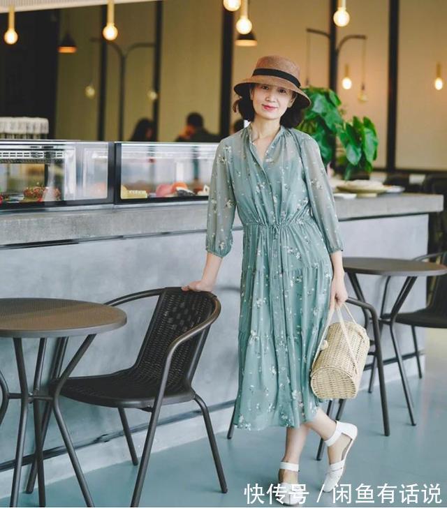 腰线|武汉60岁阿姨穿衣真讲究，连衣裙+草帽尽显法式优雅，减龄又气质