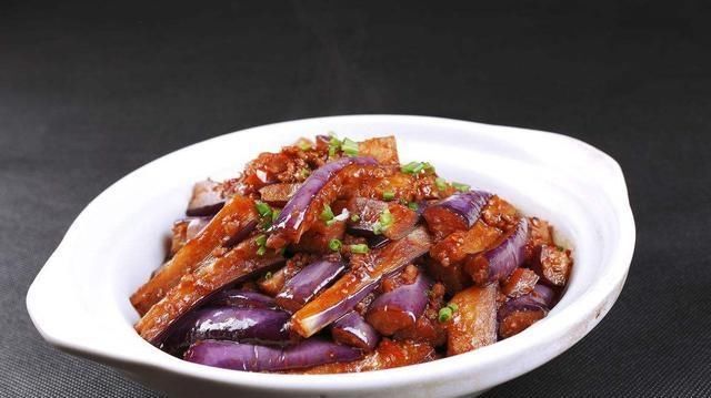 做鱼香茄子时，不要直接下锅炒，多加一步，茄子不油腻，更美味