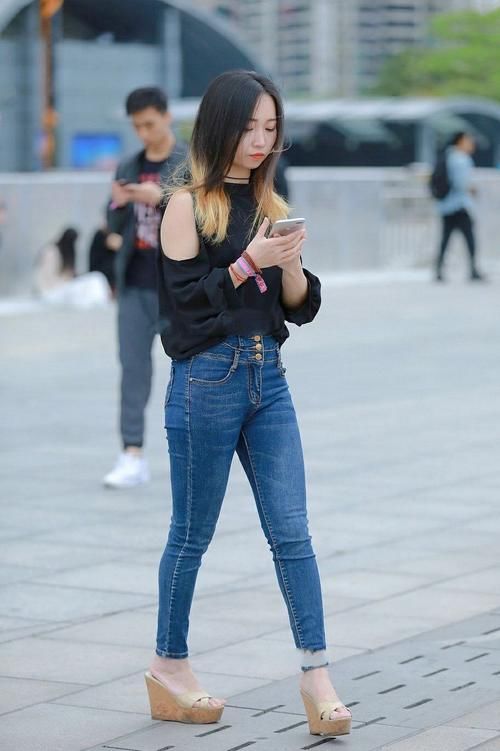街拍：小姐姐逛街成焦点，一举一动都显高级感，不可拒绝地魅力