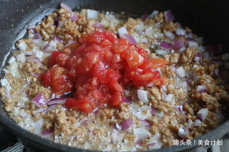 夏天就馋土豆新吃法,搓一搓蒸10分钟,出锅汤汁一滴不剩!