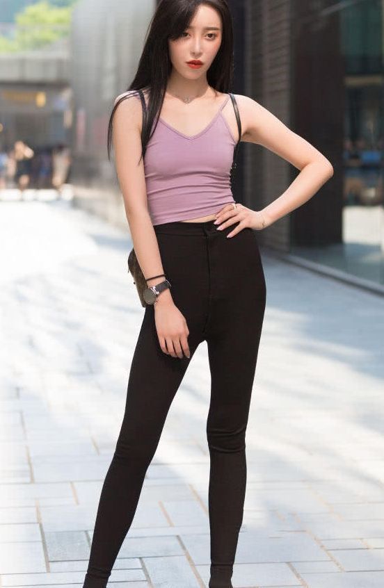 街拍:长发美女塑造着纤细美丽的腰部,显露出成熟女性的性感魅力