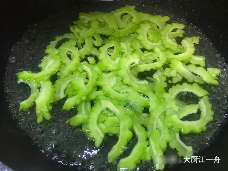 爽口|入伏后,苦瓜就得这样吃,一点苦味也没有,清凉爽口还解腻