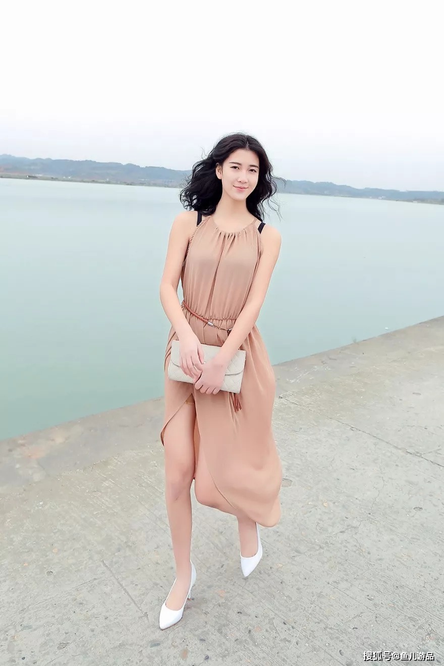 女性出街穿搭高跟鞋,秀出自己的美好的身姿