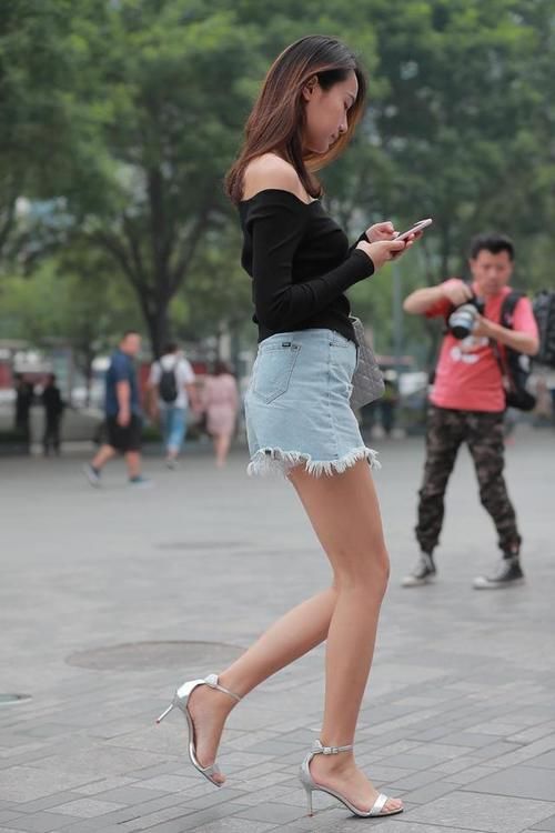 炫黑一字肩竖纹针织衫配牛仔流苏裙,展现出优雅时尚魅力