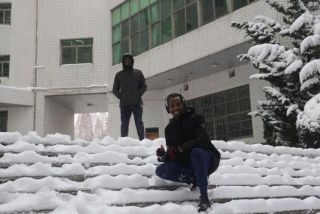 长沙|长沙非洲留学生第一次见到这么大的雪：太冻人了，老家现在有30℃