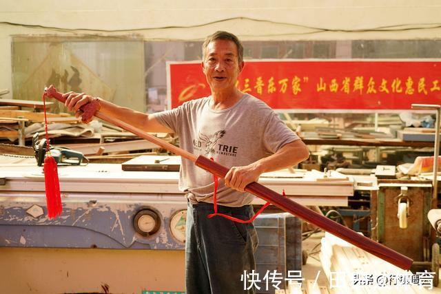 许大哥$农民大哥研发出鲁班凳,能坐能枕能玩1个卖2000元,是个啥样