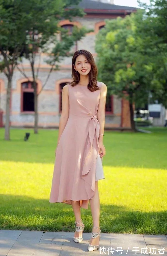 穿搭 白色吊打裙,穿出了雅致的美,个性女生值得尝试穿搭