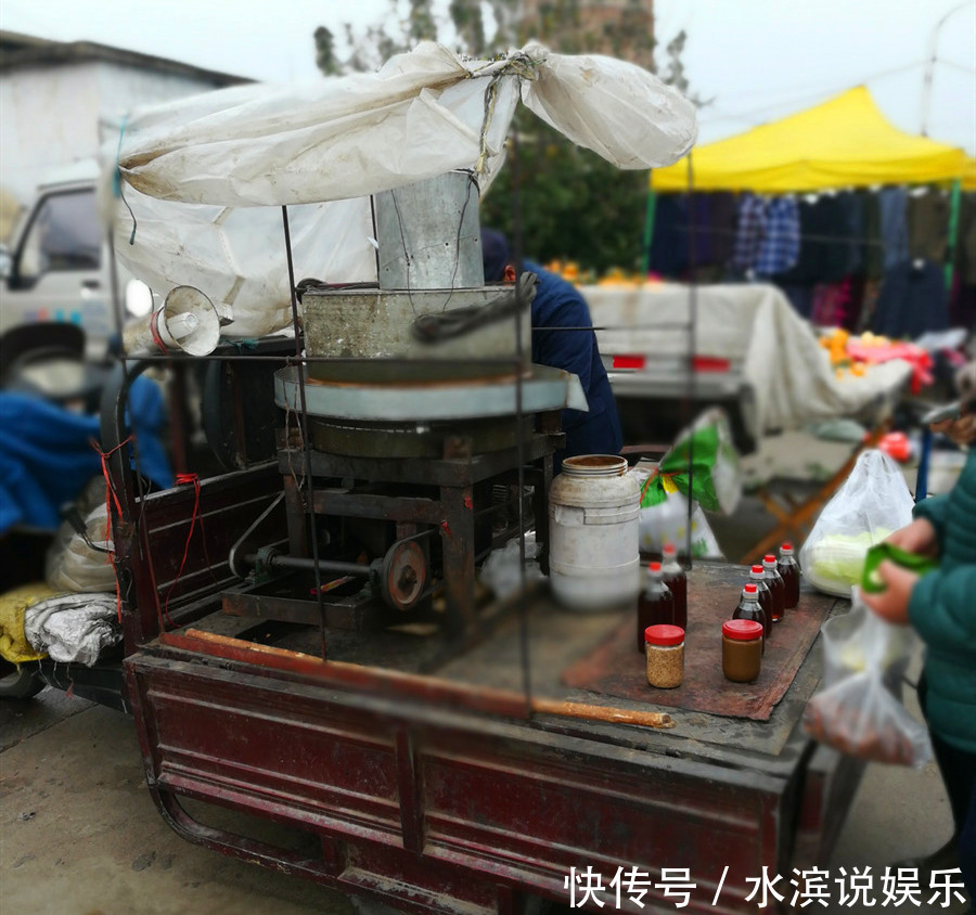 大街上流动卖麻油的,老远就闻着香,原来猫腻在机器里,幸好没买