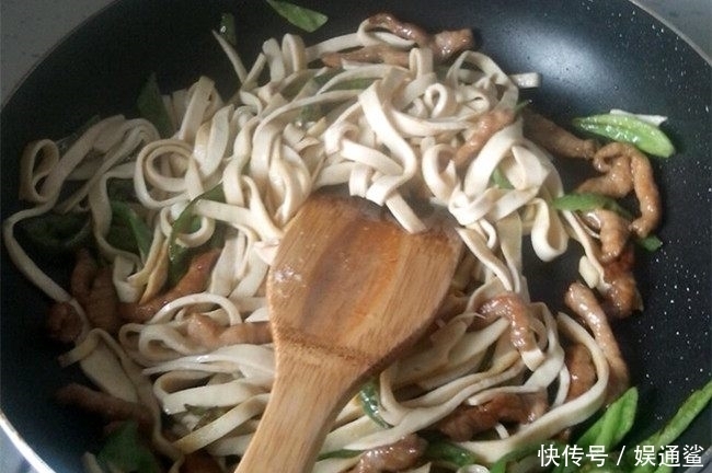 无比|别再做鱼香肉丝了,肉丝加它一起炒,无比下饭,上桌就被抢光!