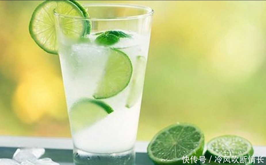 在吃西餐时,服务员会放两杯柠檬水在桌上,这可不是给你拿来喝的