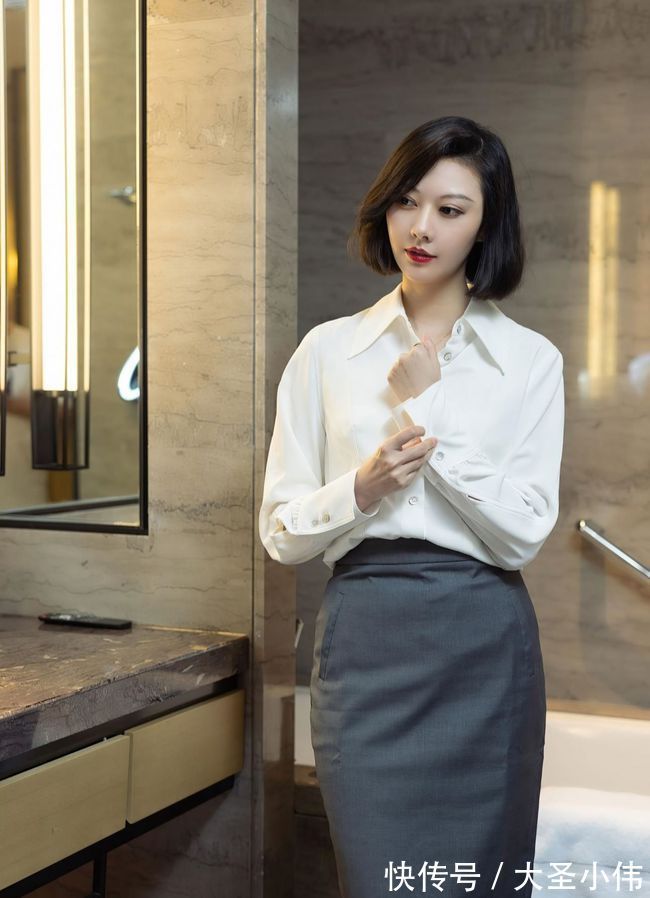 泡菜 美女穿搭:米白色衬衫下搭高级灰半身裙,再配一双高跟鞋,简约优雅干练有型