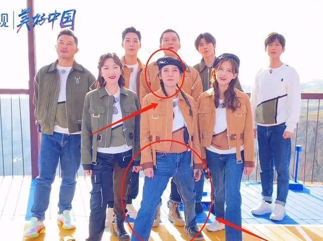 同是迈腿唱歌，看清baby与李一桐的站姿，女汉子女神的区别很明显