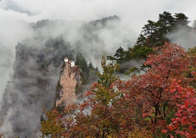 险过悬空寺的建筑，三面临万丈深渊，仅靠4根石柱固定却500年不倒