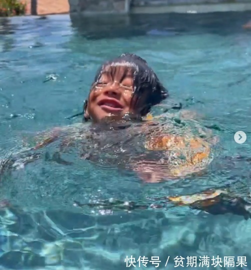 瓦妮莎|科比妻子教小女儿游泳,小姑娘很勇敢,直接跳进水里开心玩乐