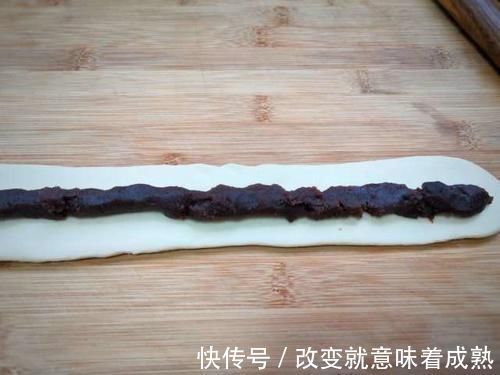 最近儿子迷上这个早餐，比面包口感松软，满满都是料，特好吃