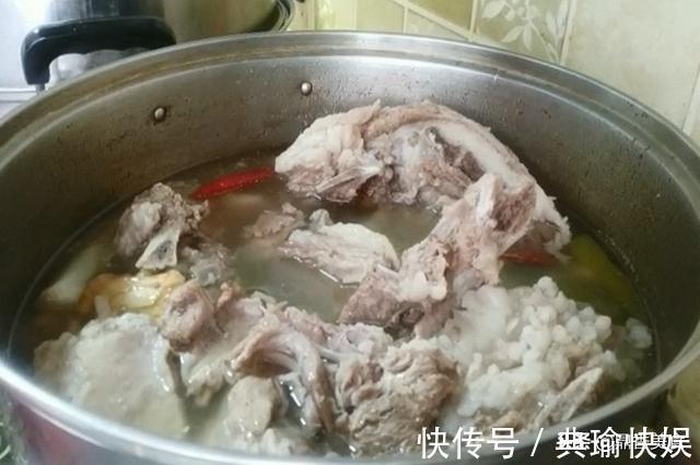 孜然|炖羊肉时,切记要放3种料,大厨:放对了,羊肉不腥不膻又鲜香