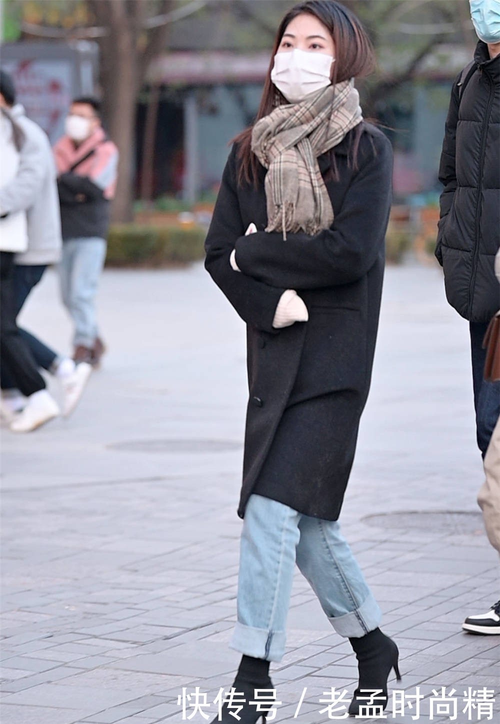 街拍: “牛仔短靴风”, 牛仔裤配各种短靴, 加上衣风格造型各一