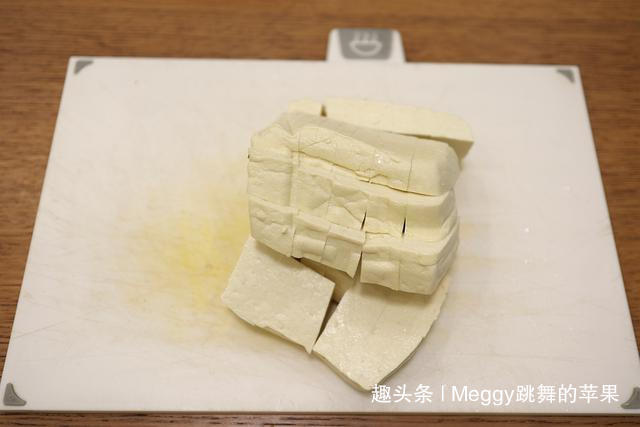 想要豆腐入味不碎，70多岁老妈的方法赞，几滴油不放盐，倍儿香