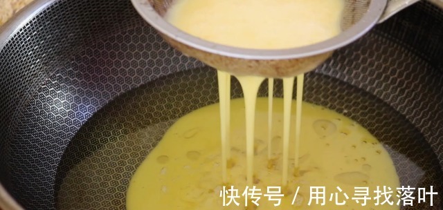 鸡蛋吃了30年，这做法头一次见，倒入滚烫油锅，瞬间变美味，真香！