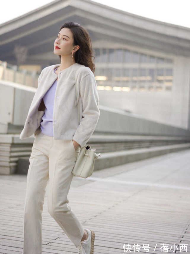 美眉 “小黑裤”out了!2022年最流行穿小白裤,学博主这样搭配很高级