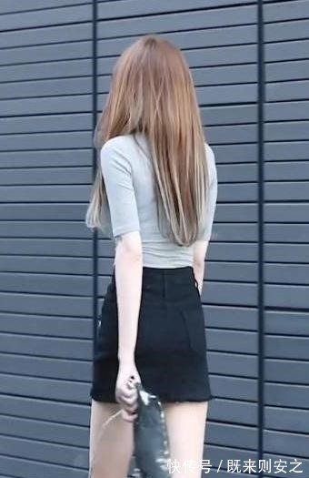 高跟鞋 浅灰色T恤搭配黑色半身裙,简单时尚,自信大方