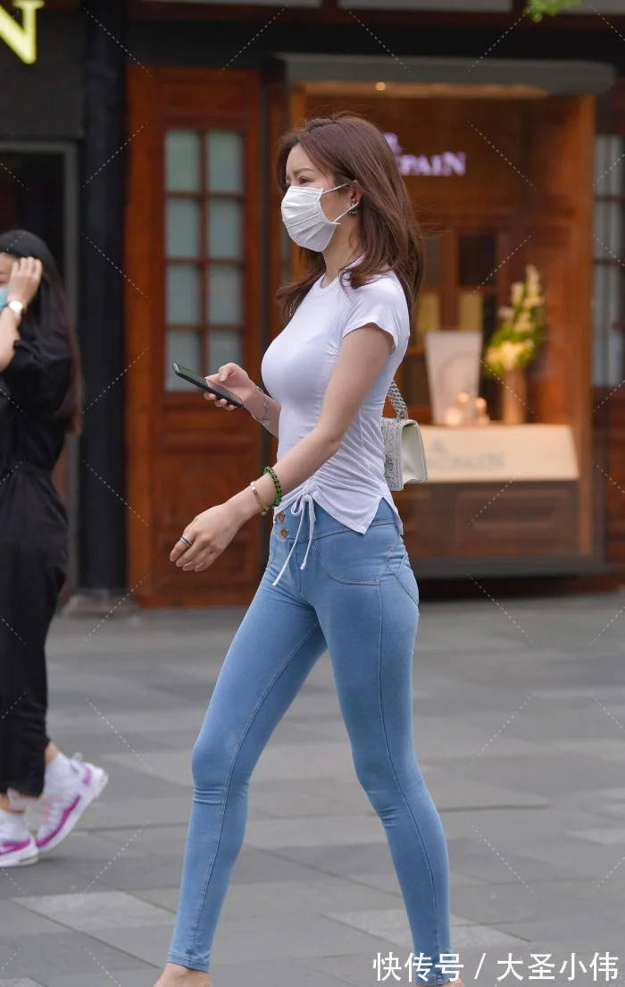 穿搭|美女街拍:非对称设计的抽绳短袖,搭配紧身牛仔裤,时髦个性还不失女人味