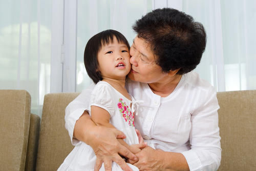 听妈妈的话|宝妈宁愿自己辛苦哄两娃，也不让孩子和老人睡，这样的观念对吗？