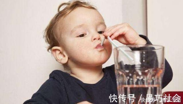 喂养|六个月的宝宝有这些表现,说明是不想喝水了,你都了解吗