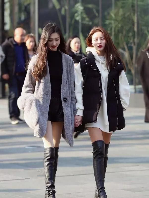 街拍:面容精致的小姐姐,白色T恤+黑白条纹短裙,身材太有料了