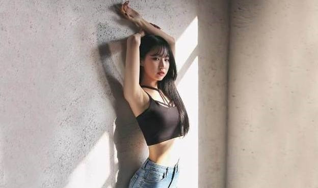 大气有型 个性穿搭的牛仔裤美女,散发出时尚风情,很有吸引力!